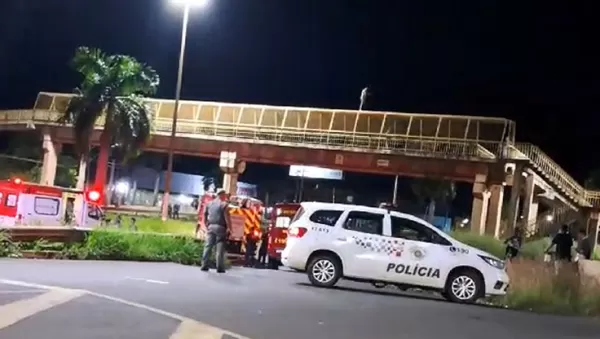 Homem ameaça se jogar de passarela e interdita Raposo Tavares em Ourinhos