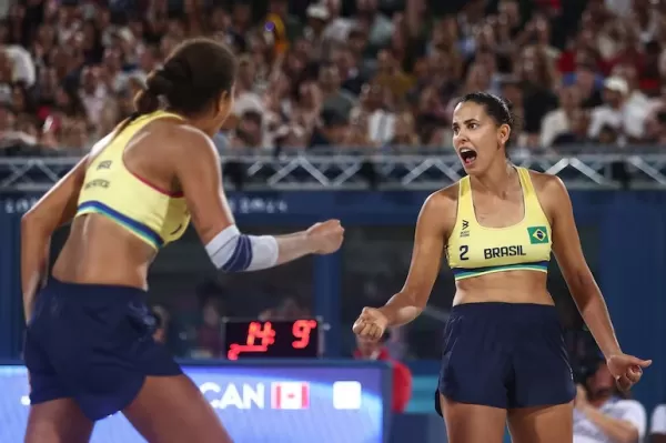 Brasil conquista ouro no vôlei de praia feminino após 28 anos nos Jogos de Paris-2024