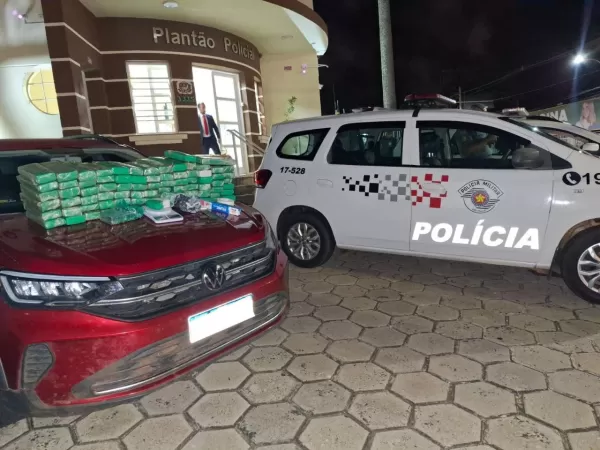 Polícia Militar apreende 70 tabletes de drogas e recupera carro roubado em operação em Cerqueira César