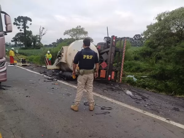 Colisão entre caminhões deixa duas vítimas fatais e interdita BR-476 no Paraná 