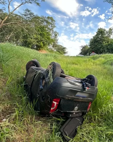 Motorista capota carro na BR-153 e sofre apenas lesões leves