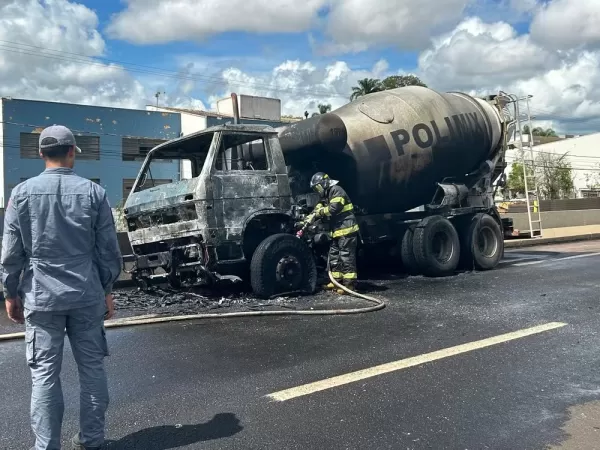 Caminhão betoneira pega fogo na SP-225 em Jaú