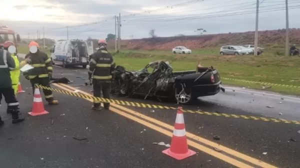 Duas pessoas morrem em colisão frontal na SP-294 na região 