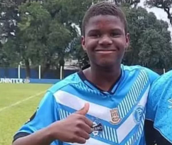 Haitiano de 12 anos morre durante jogo de futebol no RS