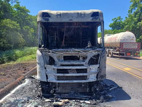 Caminhão pega fogo na BR-153 em Jacarezinho; motorista sai ileso