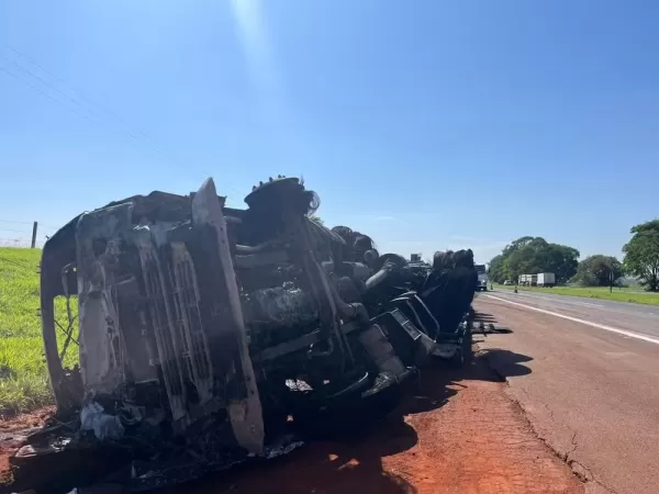 Carreta pega fogo após tombar na rodovia Marechal Rondon no interior de SP