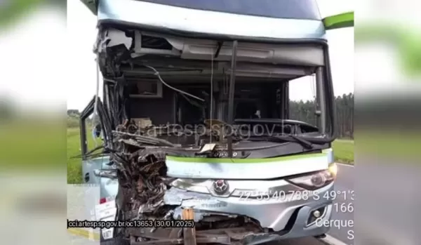 Ônibus bate na traseira de caminhão na SP-280 na região 