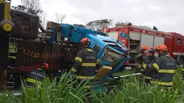 Motorista morre após tombar caminhão em rodovia do interior de SP e ficar preso nas ferragens