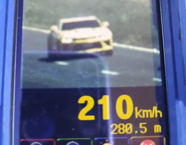 Camaro é flagrado a 210 km/h na BR-467 no Paraná