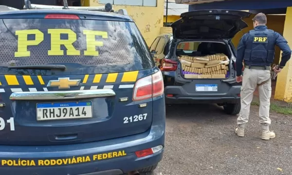 PRF apreende 337 kg de maconha após motorista quebrar cancela do pedágio na divisa com Ourinhos