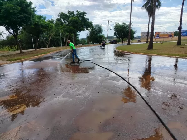 Após reclamações, Prefeitura de Ourinhos realiza limpeza na Avenida Luís Saldanha Rodrigues