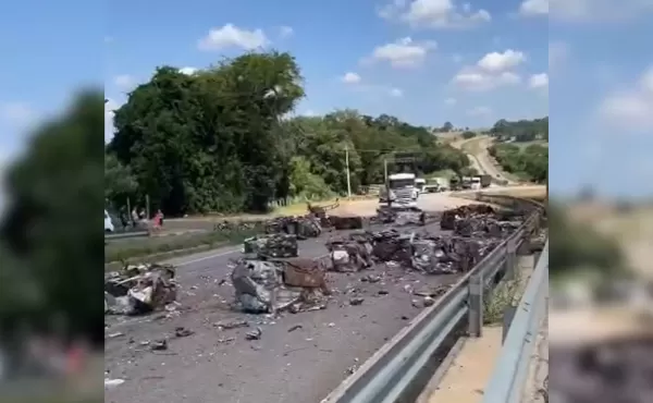 Acidente com carreta interdita Rodovia Raposo Tavares 