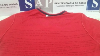 Irmã de detento é flagrada tentando entrar em penitenciária com carta escrita em camiseta