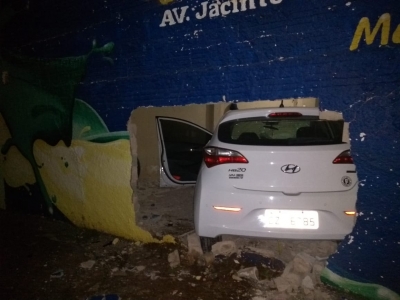 Carro sai do controle e invade residência em Ourinhos 