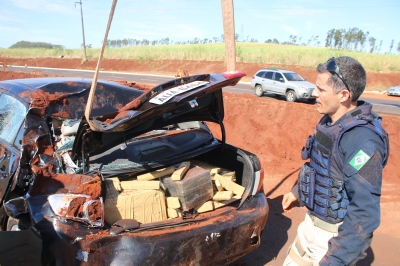 Carro carregado com 413 tabletes de maconha cai em valeta na SP-270 em Ourinhos 