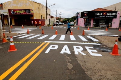 Prefeitura implanta nova sinalização em trecho da rua Duque de Caxias em Ourinhos 