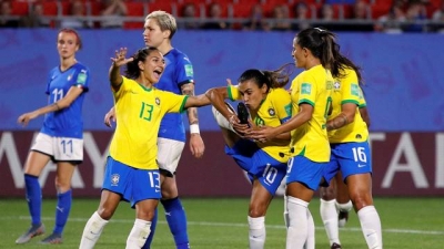 Marta supera recorde de Klose, e Brasil vai às oitavas com vitória sobre a Itália