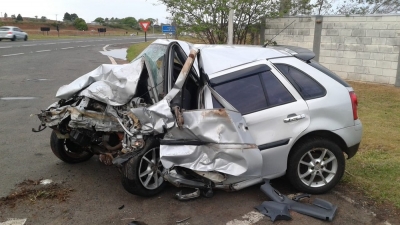 Carros ficam destruídos e duas pessoas morrem após batida frontal na região