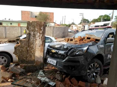 Perseguição termina em batida entre carro e viatura da PM na região