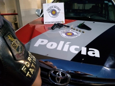  Policia encontra revólver municiado em veículo em Ourinhos 