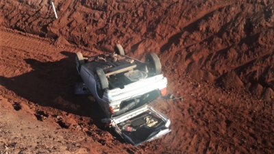 Mais um carro cai em valeta na SP-270 em frente a indústria Zanuto 