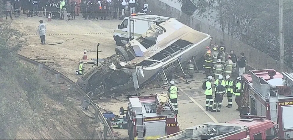 Ônibus com torcedores do Corinthians capota e deixa 7 mortos na Grande BH