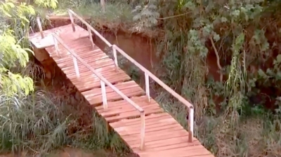 Moradores de Ourinhos reclamam de atraso em reforma de ponte que caiu em abril