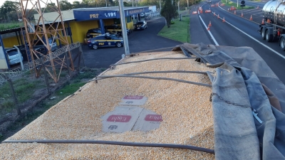 Policia Rodoviária Federal faz apreensão de cigarros escondidos em carreta em Ourinhos 