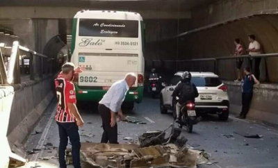 Ônibus com torcedores da região bate em viaduto em São Paulo 