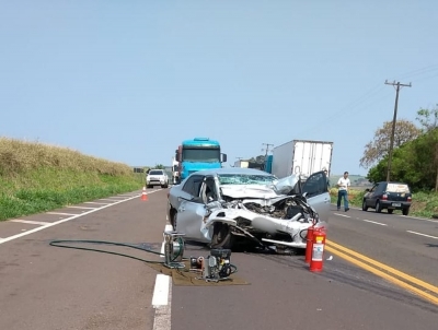 Mulher morre e outras duas ficam feridas após carro bater de frente com caminhão na região