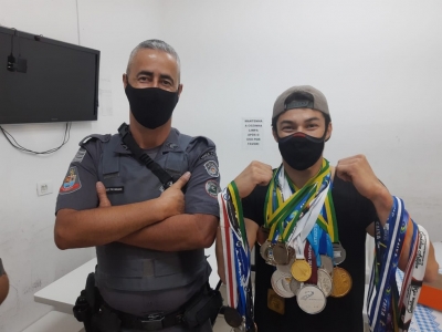 PM encontra em lixeira de Osasco medalhas roubadas da casa do ginasta Arthur Nory