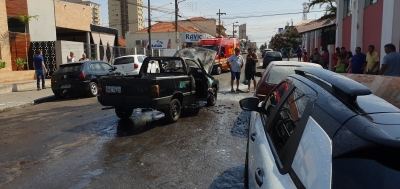 Caminhonete é destruída por incêndio em Ourinhos 