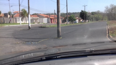 Postes no meio da rua causam risco à população em Ourinhos 