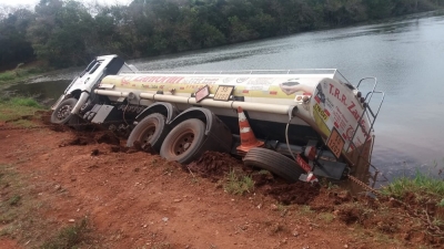 Caminhão carregado com diesel tomba dentro de lagoa em Ibirarema