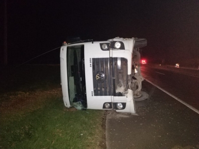 Motorista é socorrido em estado grave após tombar caminhão na Raposo Tavares