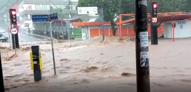 V Deo Chuva Causa Alagamentos E Enxurrada Arrasta Carros No Interior