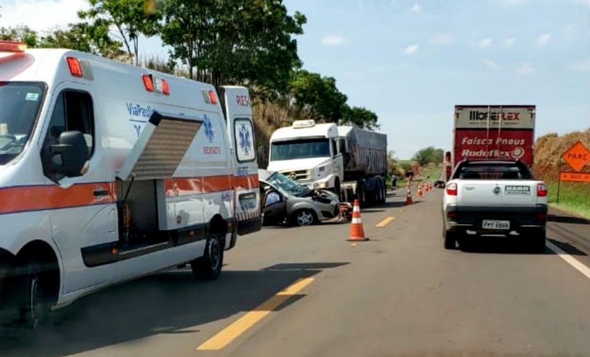 Duas pessoas morrem após batida entre carro e caminhão em rodovia da região