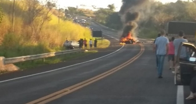 Motoristas morrem em batida frontal em rodovia da região