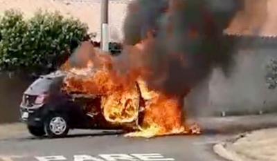 Carro de motorista de aplicativo pega fogo e mobiliza bombeiros na região 