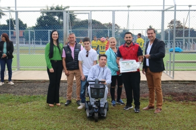 Mário Rosa inaugura Areninha Antonio Francisco Cury Sanches em Salto Grande e entrega moção de aplausos aos filhos