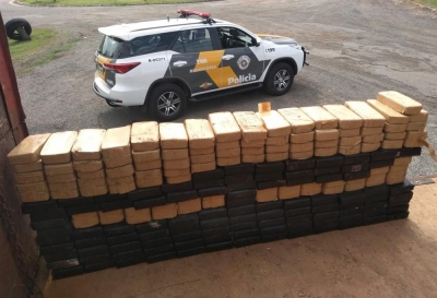 Motorista de caminhão é preso com arma, R$ 14,5 mil e mais de 200 kg de cocaína na Castello Branco