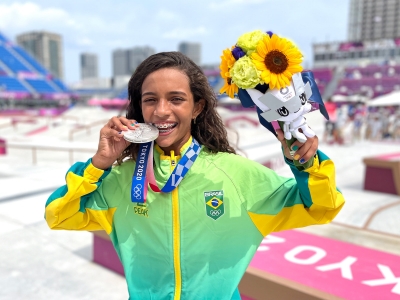 Aos 13 anos, skatista Rayssa Leal conquista prata e se torna a brasileira mais jovem a conquistar uma medalha Olímpica 