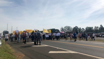 Funcionários de frigorífico fechado por irregularidades sanitárias bloqueiam rodovia em protesto