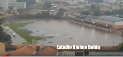 Tempestade causa alagamentos e assusta população em Ourinhos 