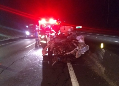  Acidente entre carro e caminhão deixa 3 vítimas na SP-225, duas em estado grave