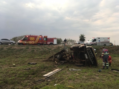  Acidente entre carro, caminhão e caminhonete deixa um morto e feridos na BR-153