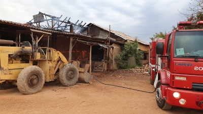 Bombeiros combatem incêndio em cerâmica em Ourinhos