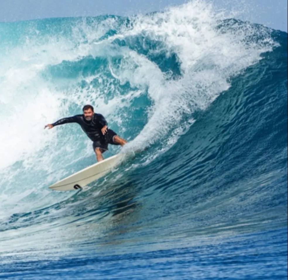 Márcio Freire, surfista brasileiro de ondas gigantes, morre após queda em Portugal 