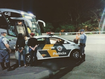 Tia e sobrinha são flagradas com dois tabletes de crack dentro de ônibus na região