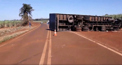 Motorista morre após caminhão tombar em rodovia da região